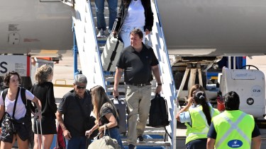 El gobernador Weretilneck llegó el jueves pasado a Viedma en un vuelo de línea. Para el viaje a Chubut se había pensado en un jet privado. (Foto: Marcelo Ochoa)