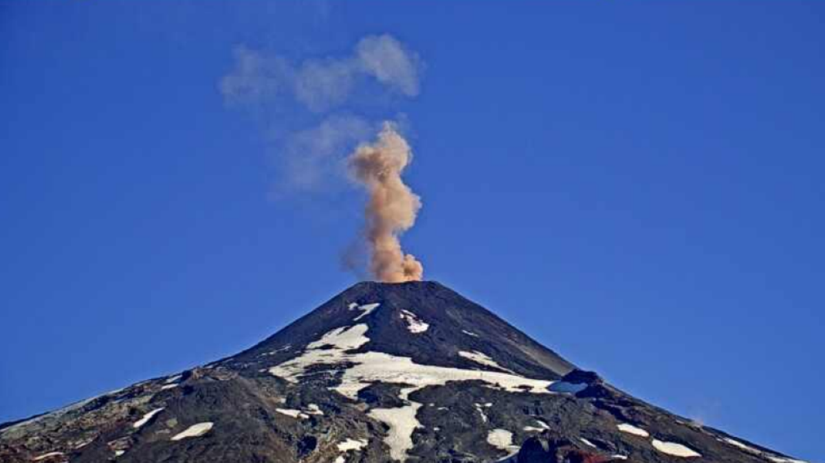 En el volcán Villarrica se registró una columna de material particulado de 400 metros sobre el cráter. 