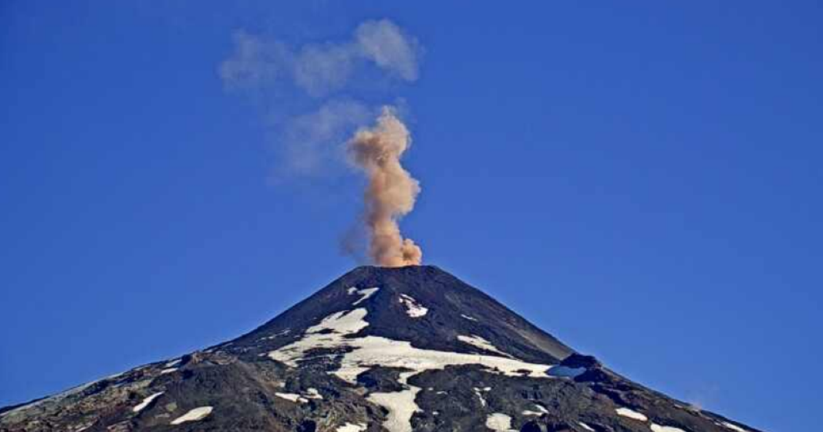 The Villarrica volcano emitted ashes and the yellow alert is maintained