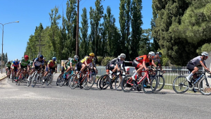 Un ciclista chocó a una espectadora durante una competencia en Allen: la mujer tuvo que ser trasladada a Roca