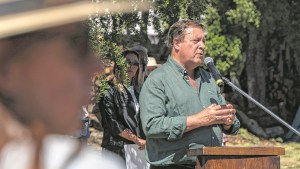 Weretilneck no viaja a la vigilia de Malvinas y se prepara para retomar negociaciones salariales