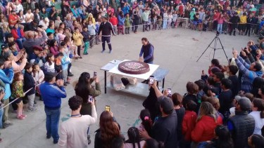 El intendente de La Puelo encabezó el corte del alfajor. Foto: gentileza