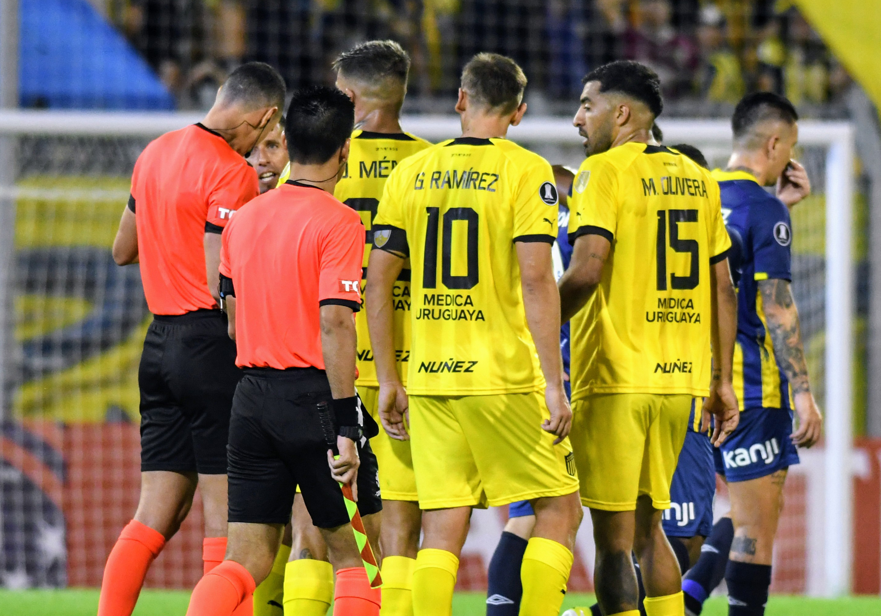 Los incidentes se produjeron en el partido en el cual el equipo rosarino se impuso por 1 a 0 a Peñarol. 