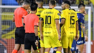 Rosario Central recibió una dura sanción de  Conmebol por los incidentes ante Peñarol