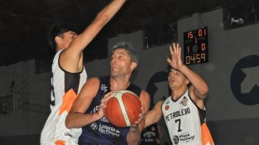 Adolfo García Barros fue el goleador del Depo, que metió un triunfo clave. (Club Deportivo Roca)