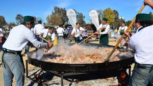 Llega una nueva Fiesta de la paella española, las peñas y la amistad a Huergo