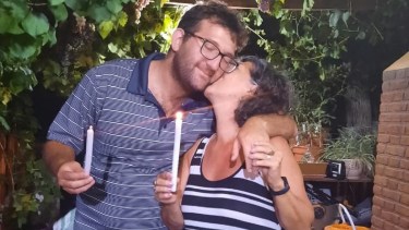 Juan Caliani junto a su mamá, Ana Mercado. Foto: Facebook. 