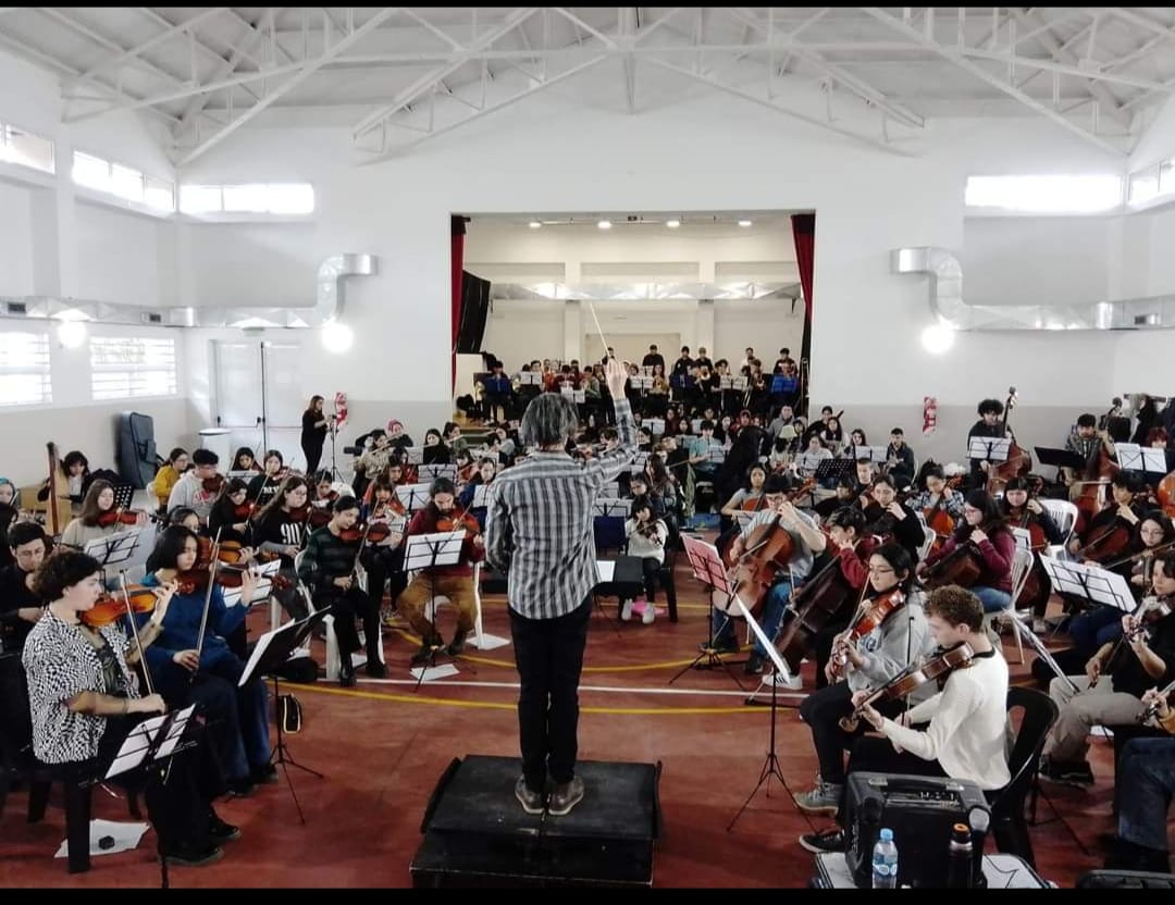 Unos 120 chicos participan de la Orquesta del Bicentenario de Bariloche. Foto: gentileza