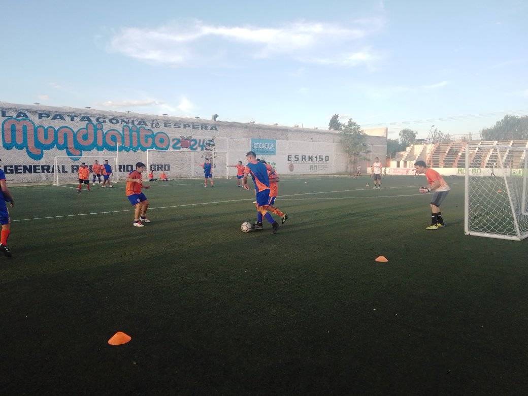 Deportivo Roca Integrado entrena en el Luis Maiolino para llegar en buena forma al torneo nacional de clubes.