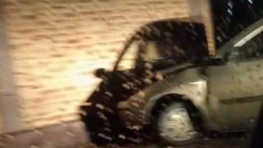 Robaron un auto, huyeron y chocaron contra el paredón de una casa, en Cipolletti. Foto: gentileza