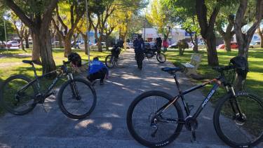 La policía trabajó en la plaza del centro de Cutral Co. Foto: https://www.facebook.com/ccoalinstante