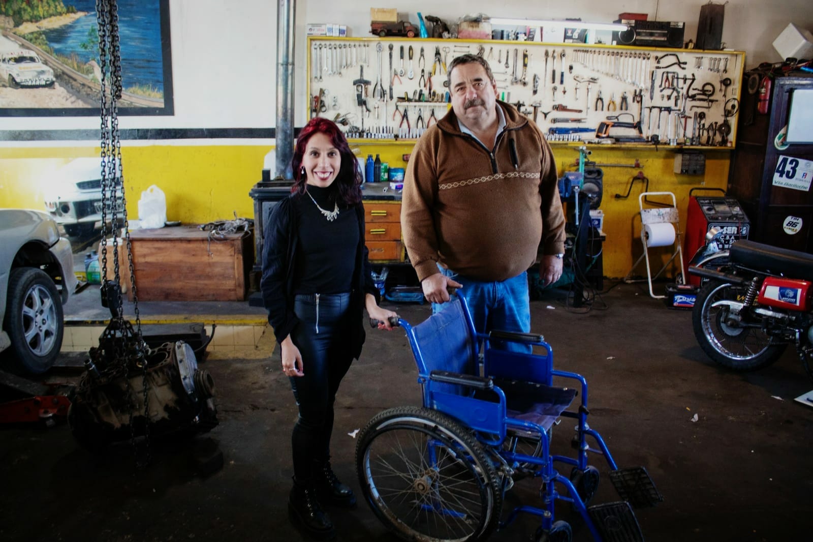 Rocío Godoy y Roberto Zimmermann, con la primera silla de ruedas. Foto: gentileza