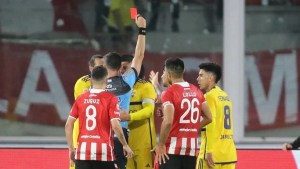 Video | Así fue la peligrosa patada de Lema que terminó en expulsión y penal para Estudiantes