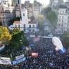 Imagen de Histórica marcha universitaria en Buenos Aires: «Los problemas que tenemos se resuelven con más educación»