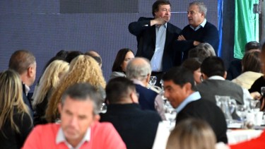 Weretilneck abrió el cónclave y Pesatti lo cerró. La "jornada de trabajo" seguirá este martes. Foto: Marcelo Ochoa.