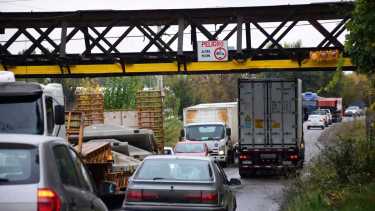 El municipio trabaja en un operativo de prevención en el puente ferroviario de Cipolletti. (Fotos: Cecilia Maletti) 