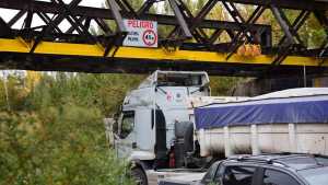 Camioneros casi chocan el puente de la Ruta 151 y deberán pagar multas millonarias, en Cipolletti