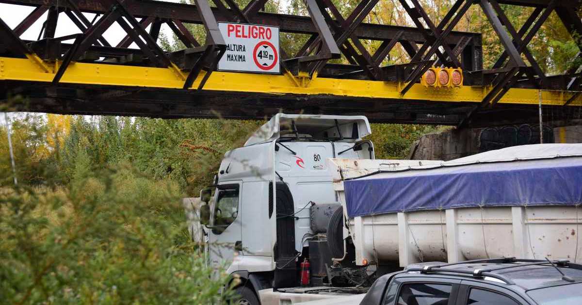 Camioneros casi chocan el puente de la Ruta 151 y deberán pagar multas millonarias, en Cipolletti thumbnail