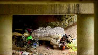 Debajo del puente, en la calle Linares se refugian familias. Foto: Cecilia Maletti.