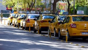 Taxis versus Uber: en Neuquén buscan bloquear el viaje contratado por aplicaciones con fuertes multas