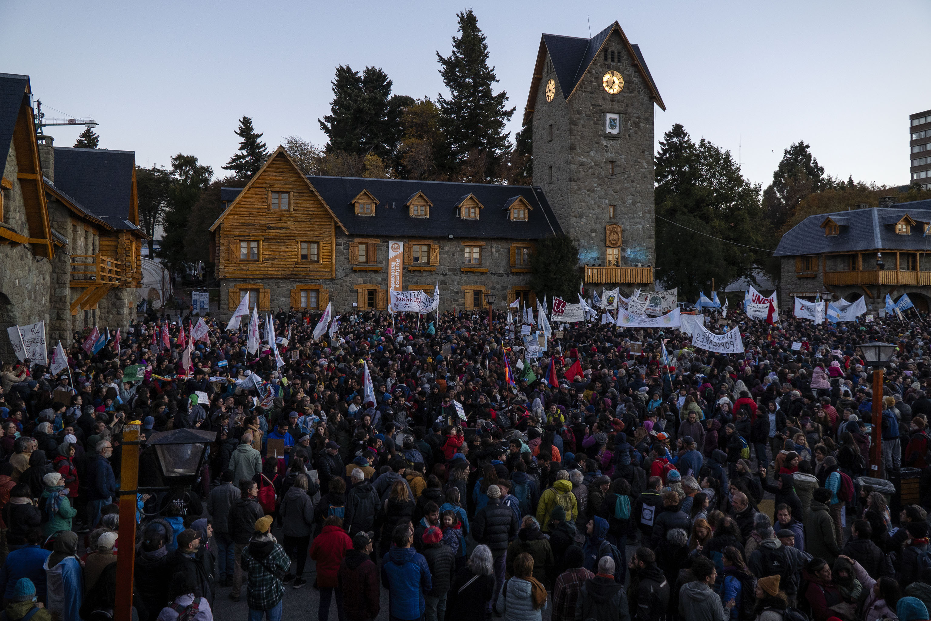 El Centro Cívico de Bariloche se colmó con una marcha universitaria sin precedentes. Foto: Marcelo Martinez