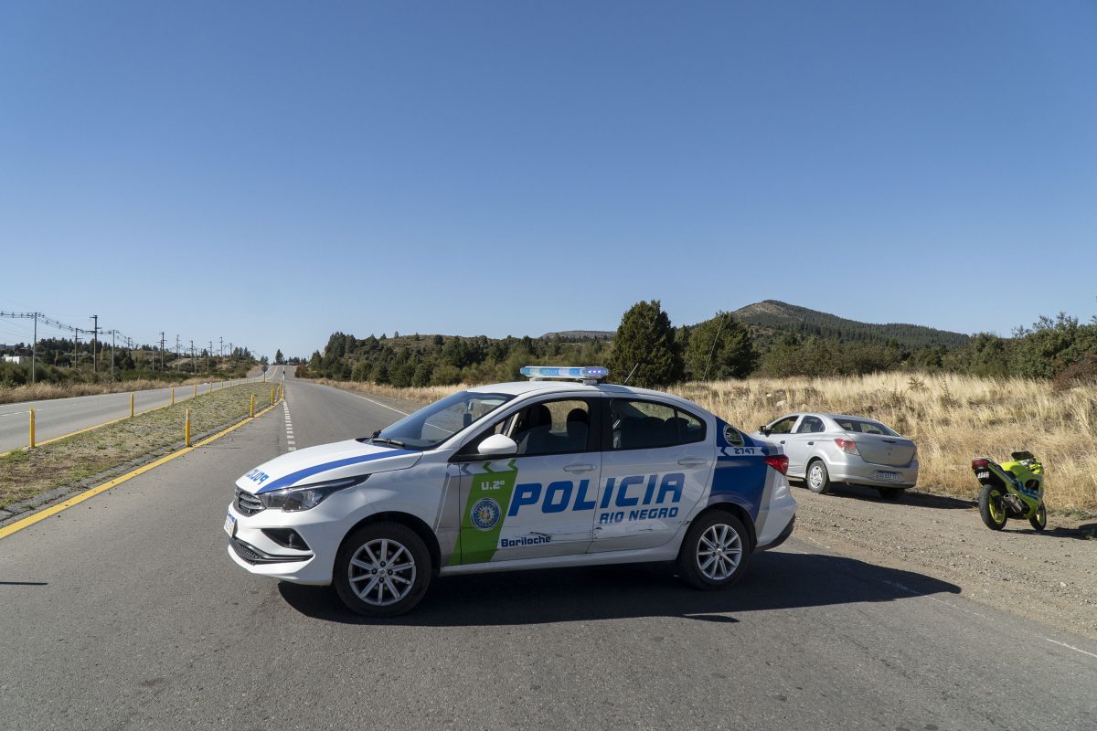 El cuerpo sin vida de la víctima lo hallaron el martes por la mañana en la zona de la Ruta de Circunvalación, en las afueras de Bariloche. (Foto: Marcelo Martinez / Patagonia)