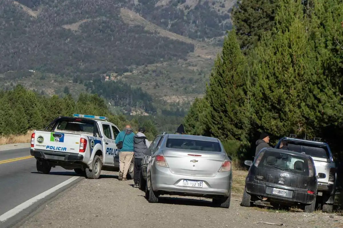 El cadáver de Facundo Bargiela fue hallado el martes por la mañana, en cercanías de la ruta de Circunvalación, en las afueras de Bariloche. (foto Marcelo Martínez)