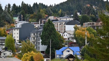 En el barrio Belgrano, a pocas cuadras del Centro Cívico de Bariloche, priman los departamentos de alquiler turístico. Foto: Chino Leiva
