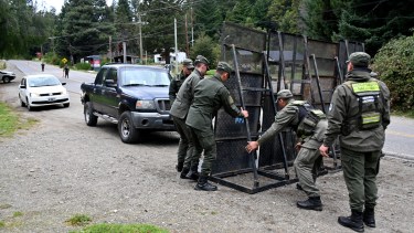 Gendarmería Nacional monta el operativo de seguridad en las inmediaciones del hotel Llao Llao. Foto: Chino Leiva