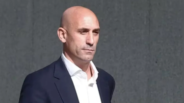 El ex presidente de la Federación Española de Fútbol adelantó su regreso de Dominicana y dejarló en la Guardia Civil.