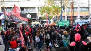 Multitudinaria protesta en Cipolletti: organizaciones sociales y gremios se unieron frente al municipio