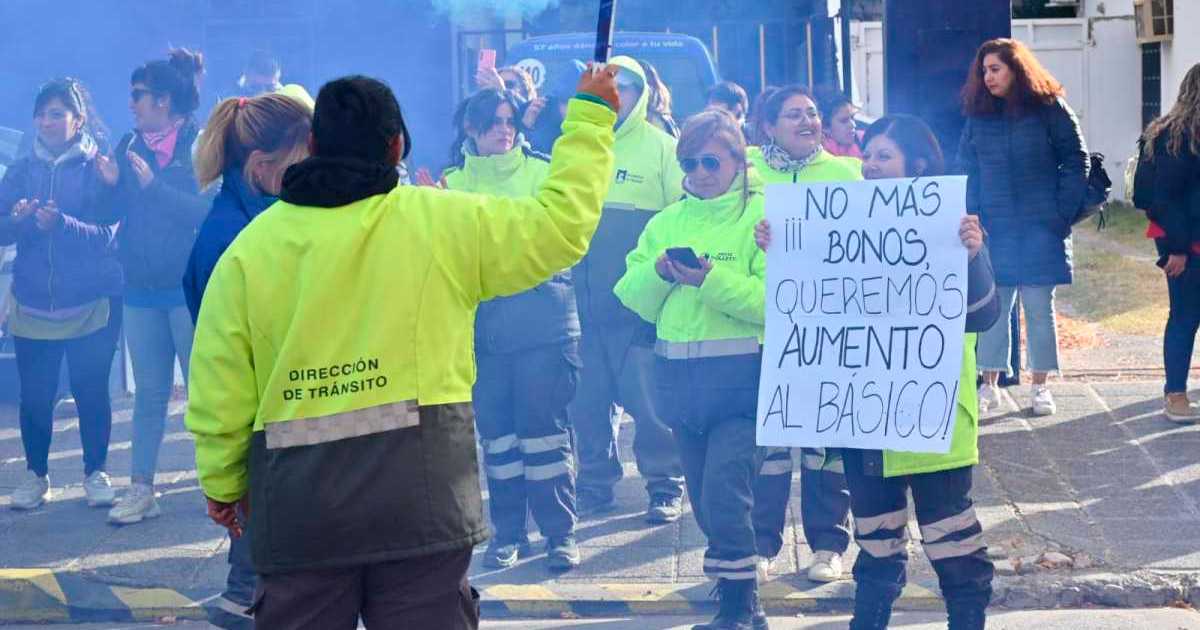 Retención de servicios públicos en Cipolletti por reclamo salarial de los municipales thumbnail