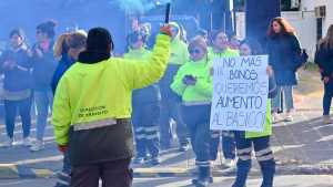 Retención de servicios públicos en Cipolletti por reclamo salarial de los municipales