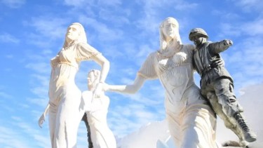 En la plazoleta Jorge Águila está el monumento a las Malvinas (Foto: Archivo)