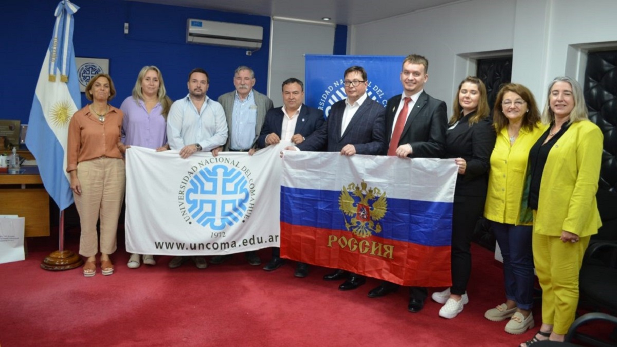Autoridades de la UNCo y de la Universidad Estatal de Vorónezh de Rusia se reunieron para impulsar la colaboración académica entre ambas instituciones. Foto Prensa UNCO.