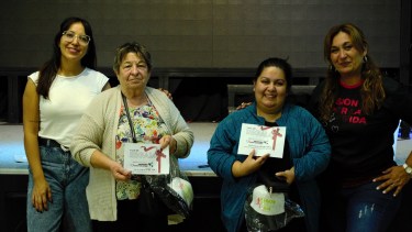 La entrega de premios con Dora y Cecilia (centro). Encabezaron el sorteo María José Reboreda (derecha) y Romina Raiquil (izquierda), del equipo organizador. Fotos: Gentileza Iglesia Pasión por la Vida.