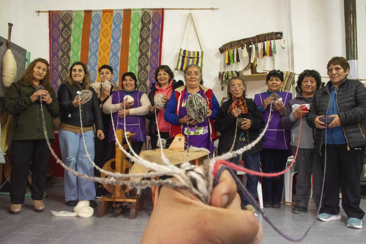Las tejedoras de El Cuy y su asociación Milikilin Huitral cumplieron 35 años. Fotos: Juan Thomes