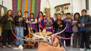 Las tejedoras de El Cuy y su asociación Milikilin Huitral cumplieron 35 años. Fotos: Juan Thomes