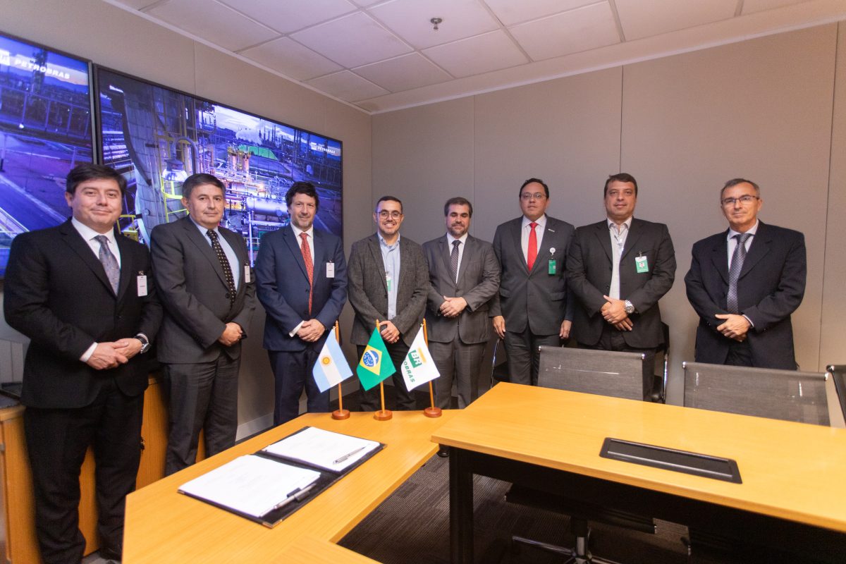 Enarsa y Petrobras firmaron un memorandum para abastecer de gas al Norte Argentino y estudiar la exportación desde Vaca Muerta.
