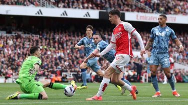 Dibu Martínez fue figura en el triunfo de Aston Villa ante Arsenal.