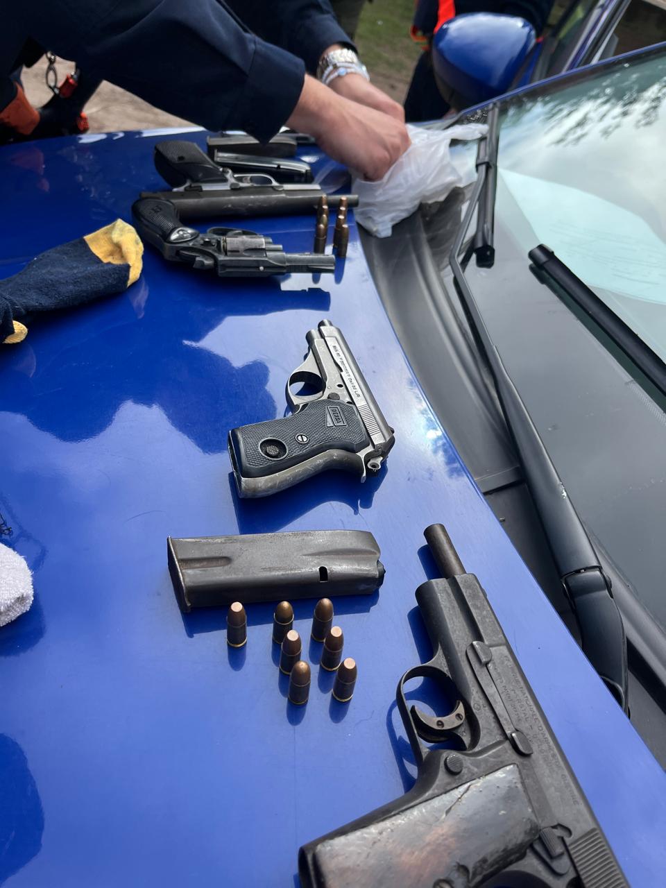La Policía de Córdoba encontró una de las armas en el aire acondicionado del colectivo. 
