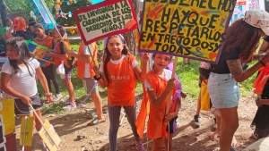 Visitan a los chicos en sus casas para evitar la deserción escolar: la historia de la ONG El Arca y su lucha por los derechos de los niños