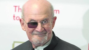 Salman Rushdie publica «Cuchillo», un relato sobre el atentado que casi le cuesta la vida