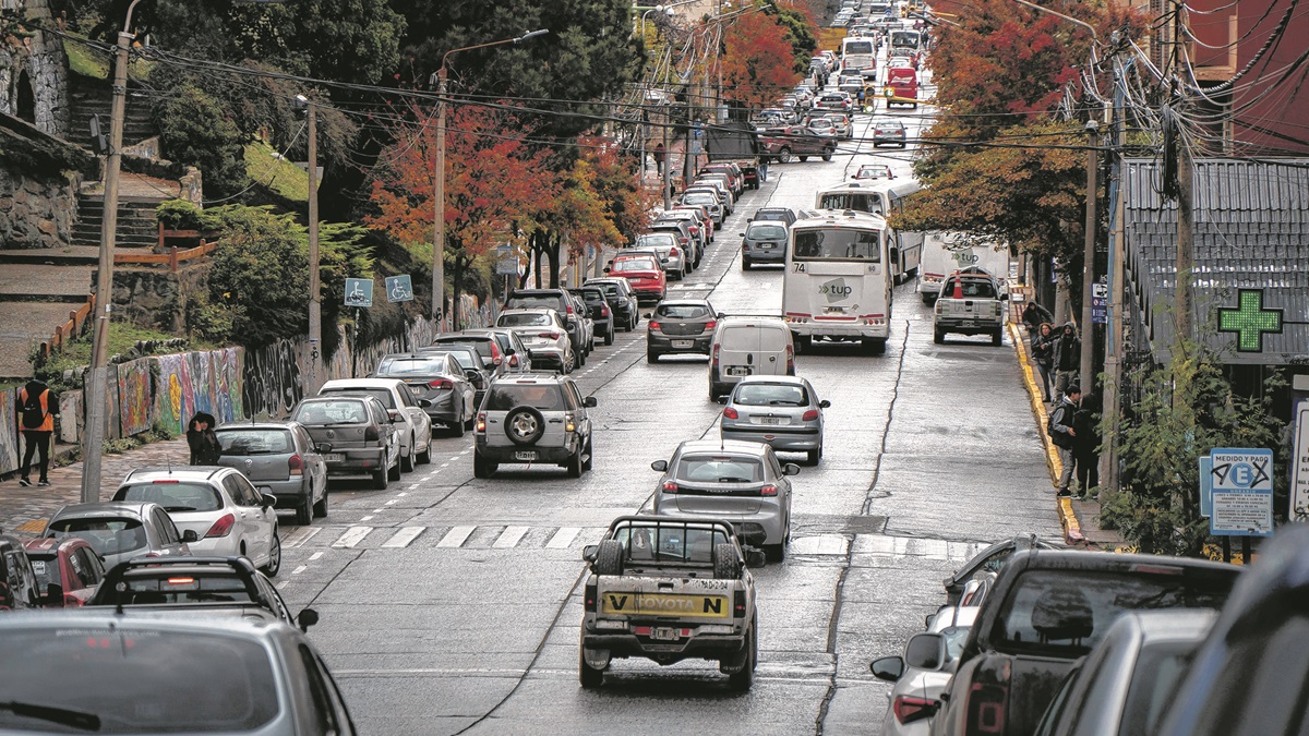  Bariloche tiene actualmente 110 mil autos radicados, más de uno cada dos habitantes. Foto: Marcelo Martinez / Patagonia