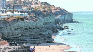 Otoño en Las Grutas: las playas son de los pescadores, que suman &#8216;piques&#8217; de pejerreyes y sargos