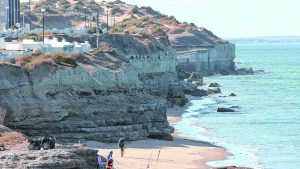 Otoño en Las Grutas: las playas son de los pescadores, que suman ‘piques’ de pejerreyes y sargos