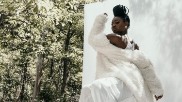 Elionoch Joseph, tal es u nombre, nació en la localidad costera de Les Cayes, en la parte sudoccidental de Haití, donde vivió hasta los 19 años.