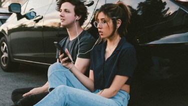 El vocabulario de las canciones se volvió cada vez más pobre, simple y repetitivo. Foto de Wesley Tingey en Unsplash.