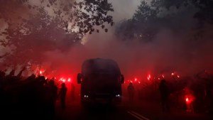 Video | Impactante: hinchas del Barcelona le arrojaron objetos al micro de su equipo por error