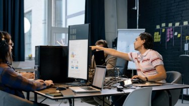 Latinoamérica sigue avanzando en materia de IA: el 67% de las empresas en la región aceleraron su uso. Foto de cottonbro studio para Pexels.